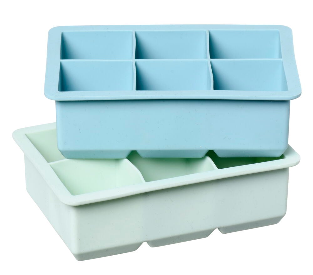 Två iskubsformar i silikon, blå och vit.