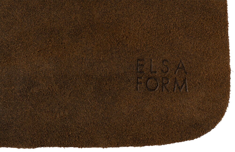 Ruskea nahkaesiliina, jossa on Elsaform-logo.