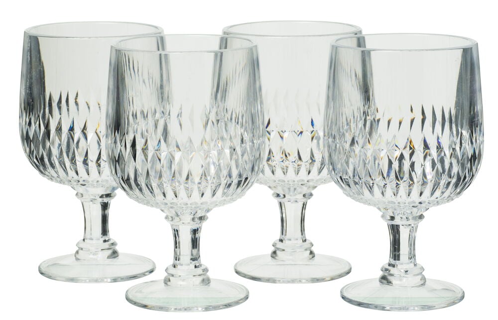 Fire transparente vinglass i plast med mønster.