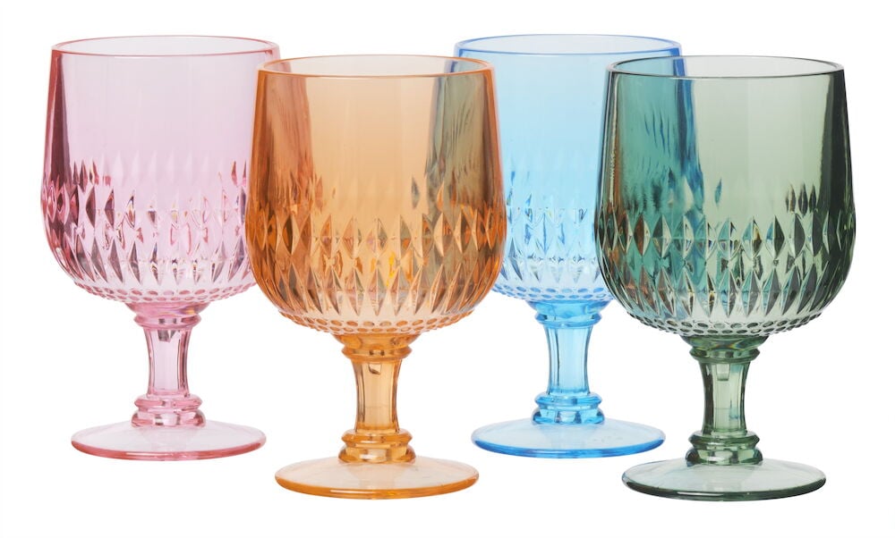 Fyra vinglas i plast i olika färger.