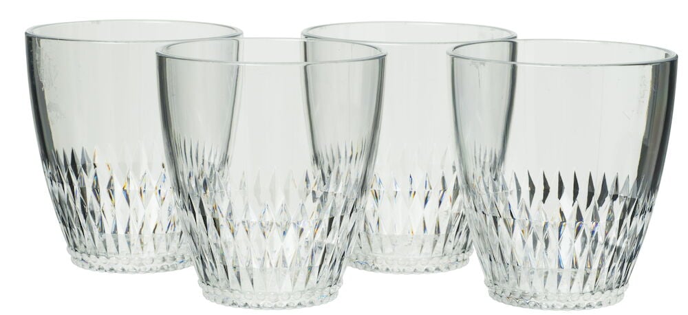 Fyra transparenta stapelbara plastglas med mönstrad botten.