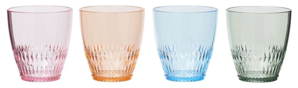 Fyra färgglada plastglas på rad mot vit bakgrund.