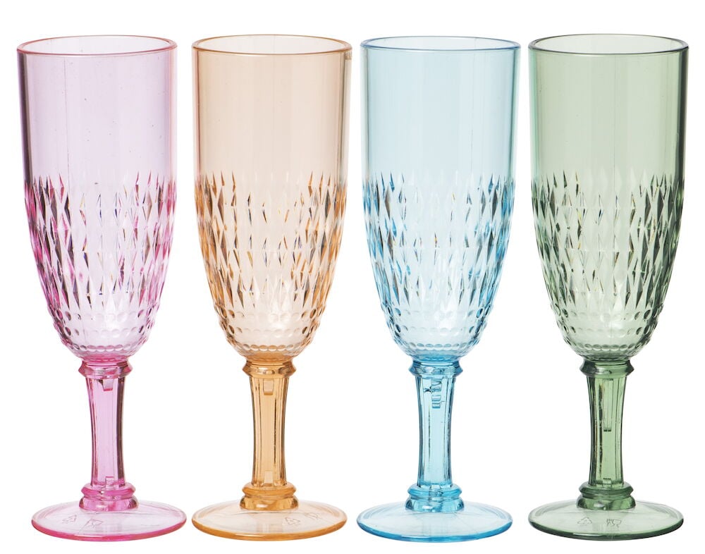 Fyra champagneglas i olika färger och plastmaterial.