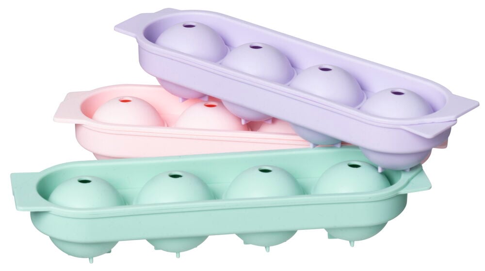 Kolme eriväristä silikonimuottia jääpalloille.