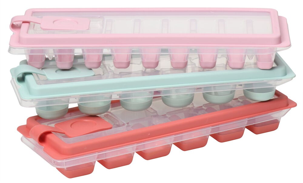 Tre iskubslådor med lock i blandade färger.