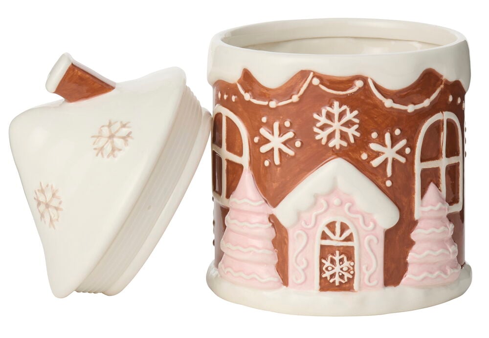 En keramisk pepperkakehus kakeboks med hvite og rosa glasurdetaljer, vist med lokket litt av.