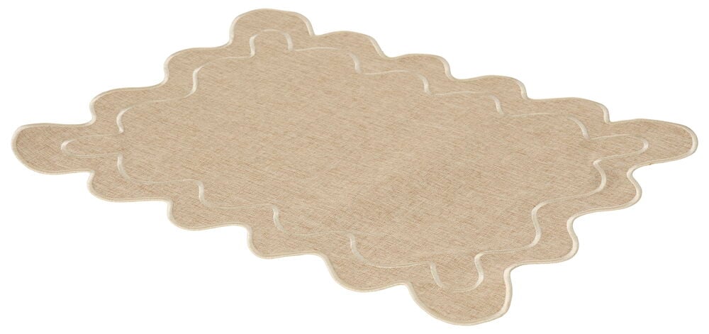 Beige 100 % polyesteriä pöytätabletti, jossa on aaltoileva simpukkareuna ja vaaleampi aaltoileva sisäreunus.