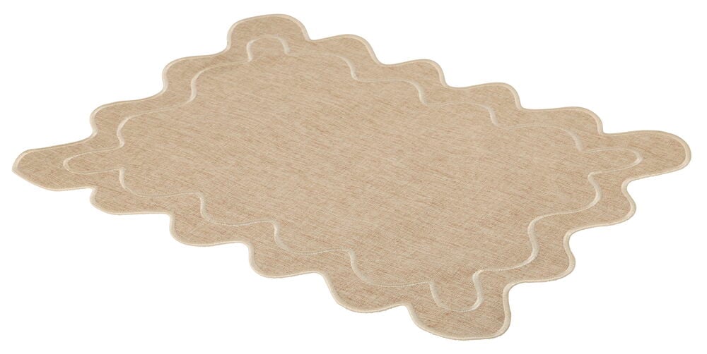 Pöytätabletti Scallop Beige, 100 % polyesteriä, aaltomaisella reunalla ja kuvioidulla pinnalla.