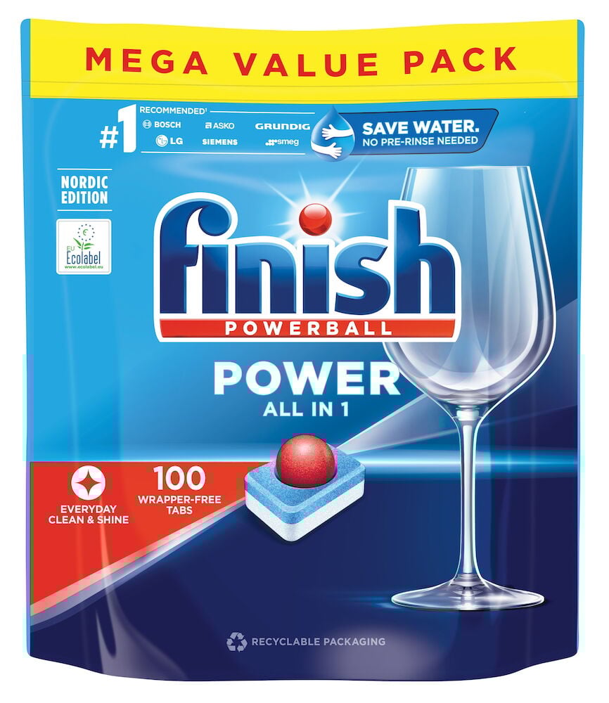 Blå påse Finish maskindisktabletter och ett vinglas.