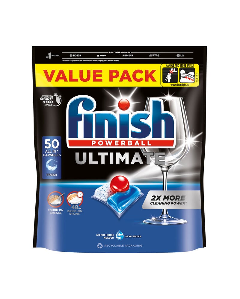 Finish Powerball Ultimate 50-pack konetiskitabletti mustassa pakkauksessa, näyttää sinisiä kapseleita ja puhtaan lasin.