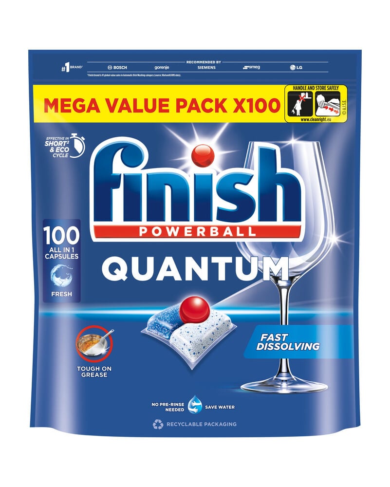 Sininen pakkaus Konetiskitabletti Finish Quantum All in 1 100-pack, kapseleilla ja puhtaalla viinilasilla.