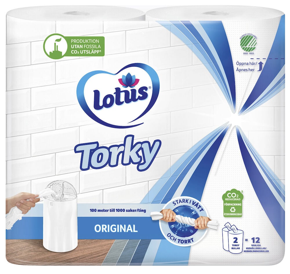 Två vita rullar lotus torky hushållspapper förpackade.