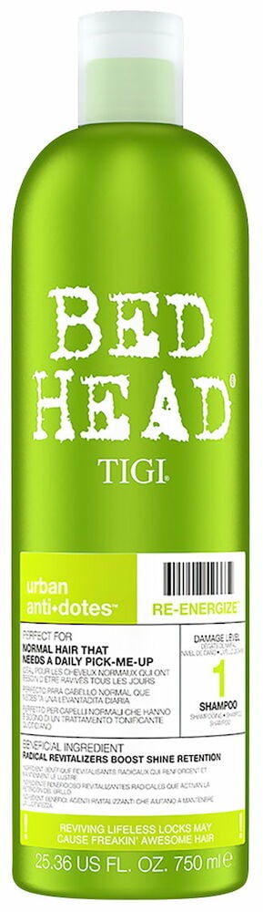 Grön schampoflaska med vitt lock står upprätt.