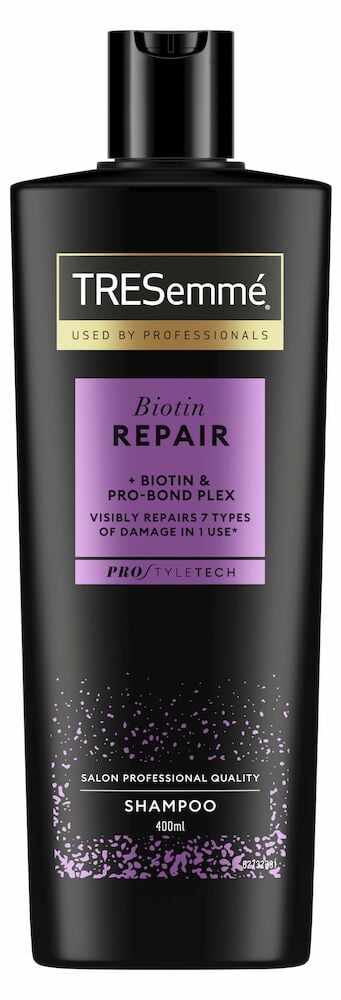 Svart plastflaska med lila etikett Tresemmé schampo.