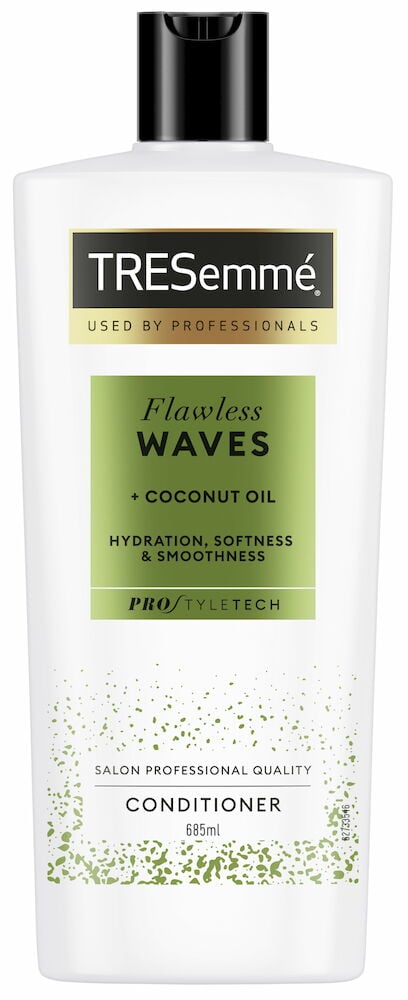 Vit Tresemmé balsamflaska med svart lock och grön etikett.