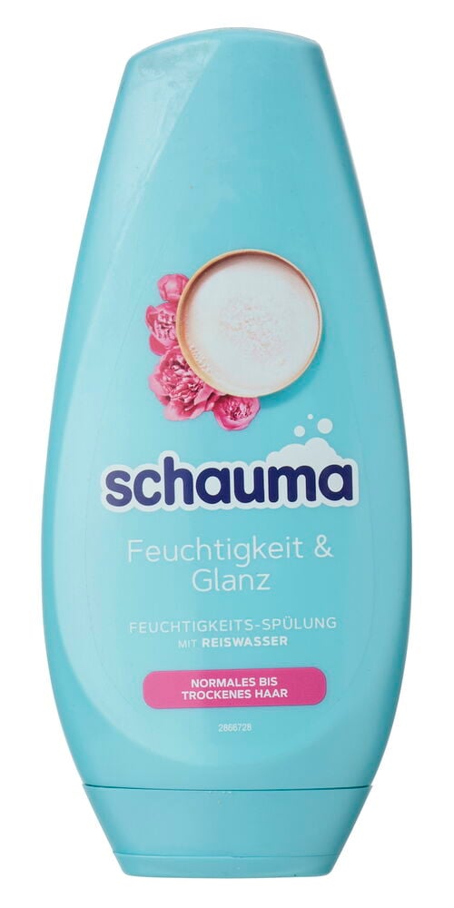 Eine hellblaue ovale Flasche Schauma Pflegespülung für Feuchtigkeit und Glanz mit Reiswasser für normales bis trockenes Haar.