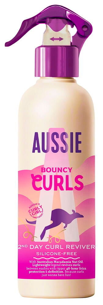 Aussie Bouncy Curls 2nd Day Curl Reviver leave-in spray, en beige flaska med lila spraytopp.