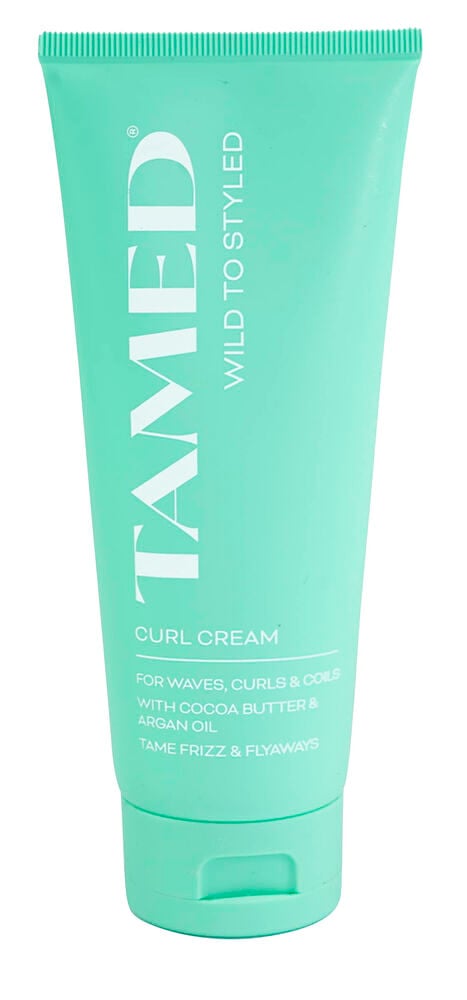 Eine mintgrüne Curl Cream Tamed 150 ml Tube mit Klappverschluss, aufrecht stehend.