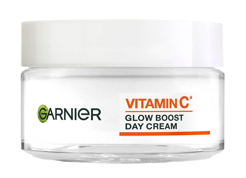 Hvit og klar dagkremkrukke fra Garnier, 50 ml, med etikett i oransje og svart tekst.