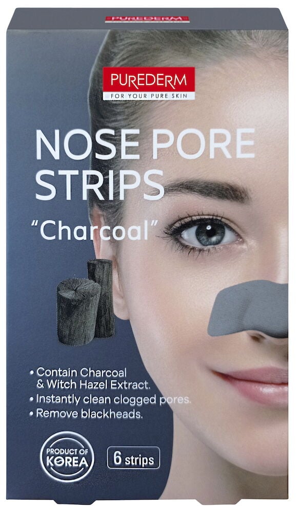 Nainen, joka on asettanut nenälleen hiililiuskan sinistä taustaa vasten.