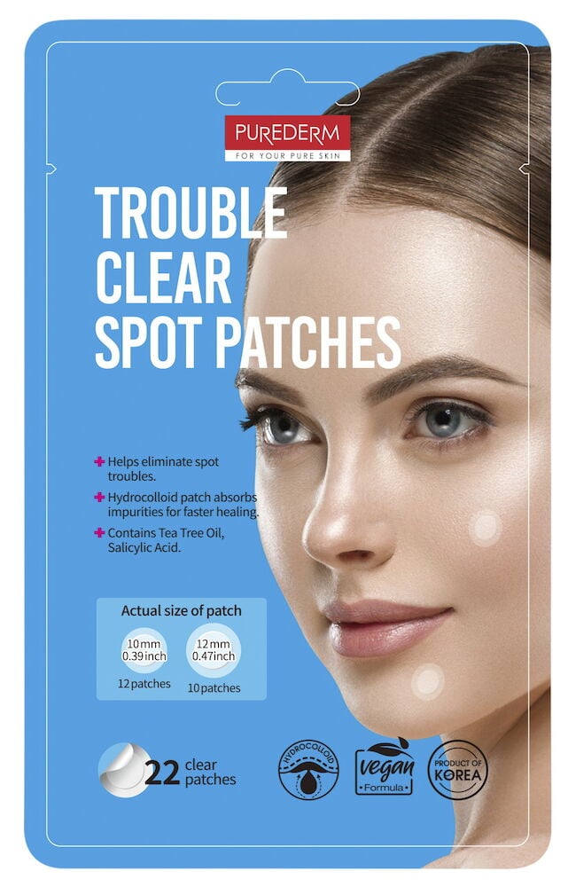 Frau mit transparenten Spot-Pflastern auf Wange und Kinn.