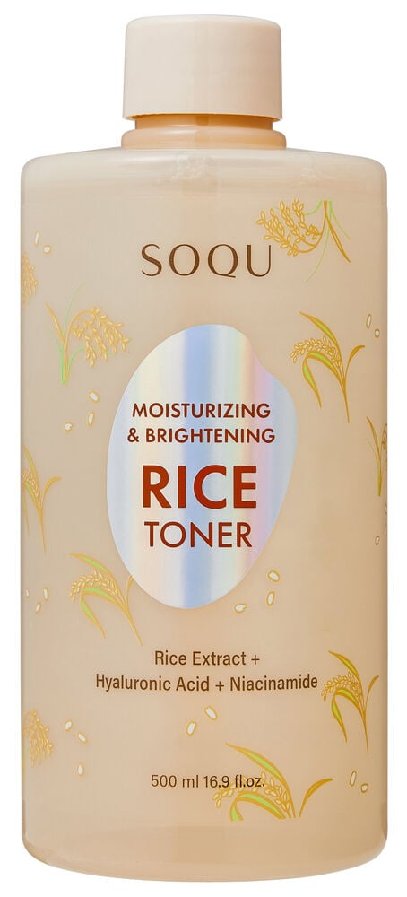 En beige SOQU 500 ml Rice Toner-flaska med holografisk etikett och gyllene risstråillustrationer.