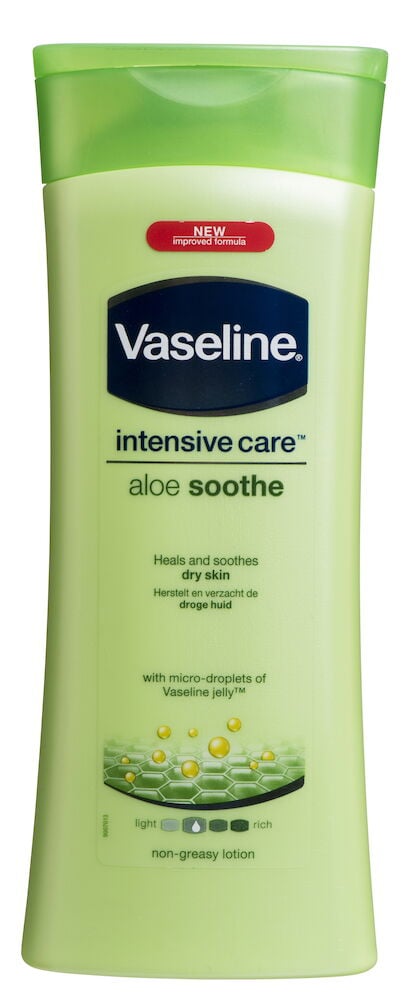 Eine hellgrüne Körperlotionflasche mit einem hellgrünen Klappdeckel, beschriftet 'aloe soothe' auf der Vorderseite.
