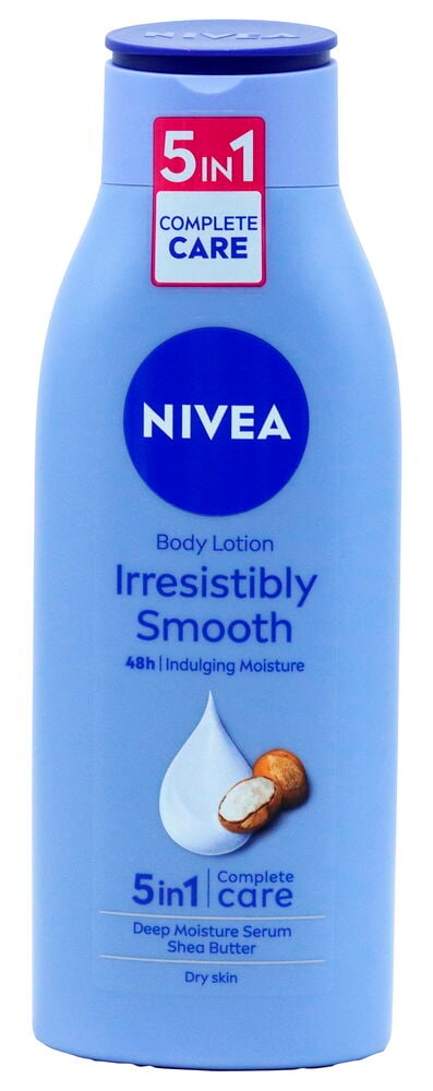 Eine hellblaue Nivea Irresistibly Smooth Körperlotion-Flasche mit dunkelblauem Verschluss und 5in1 Complete Care-Etikett.