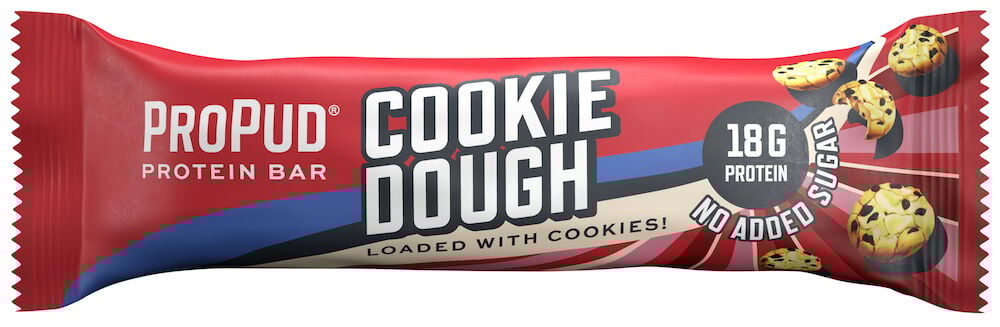 Röd proteinbarförpackning med text och kakbitar.