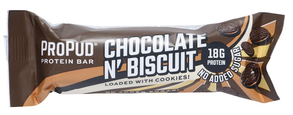 Proteinbar med chokladsmak och kex i brunt omslag.