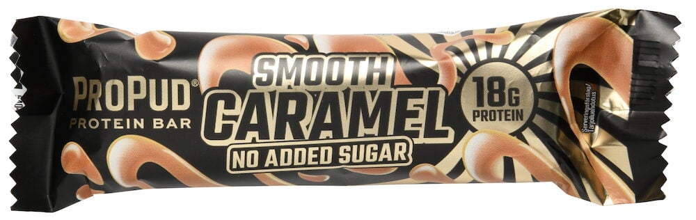 En proteinbar med förpackning i svart och guld.