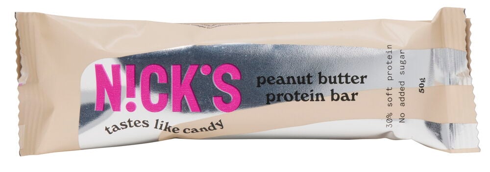 Beige proteinbarförpackning med text och rosa logotyp.