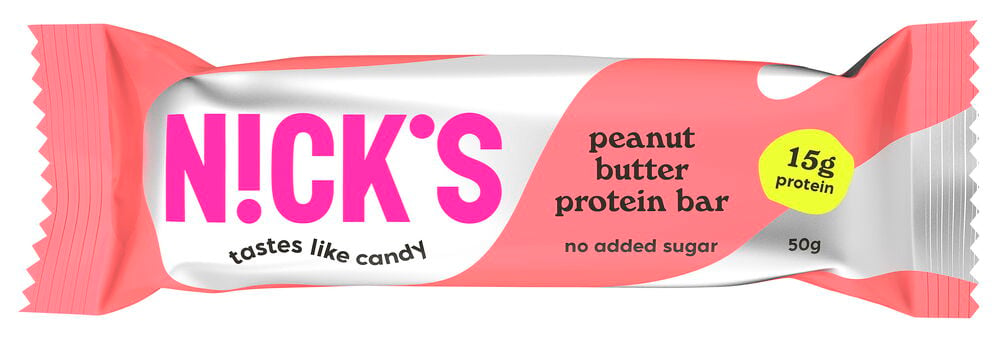 Rosa-weißer Nick's 50g Erdnussbutter Proteinriegel mit 15g Protein, Text "ohne Zuckerzusatz".