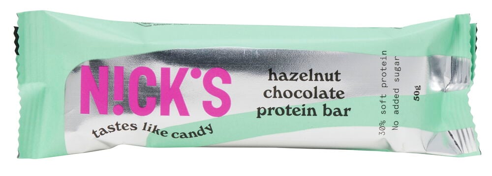 Grön proteinbarförpackning med texten Nick’s hazelnut chocolate.