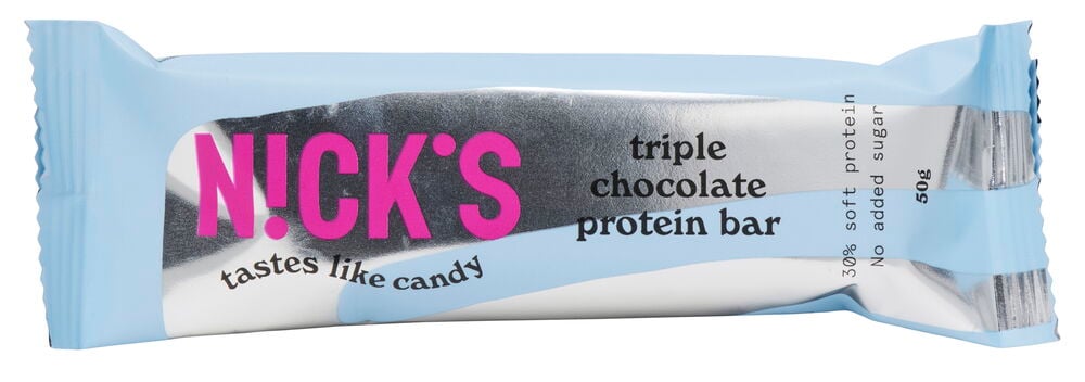 Blå proteinbar med texten Nick’s triple chocolate.