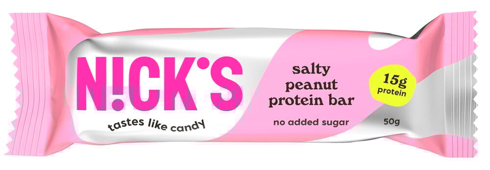 Rosa und weißer Nick's 50g Salty Peanut Proteinriegel mit '15g Protein' Etikett.