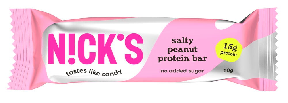 Rosa och vit Proteinbar Nick’s 50 g Salty Peanut förpackning visar 15g protein och 50g.