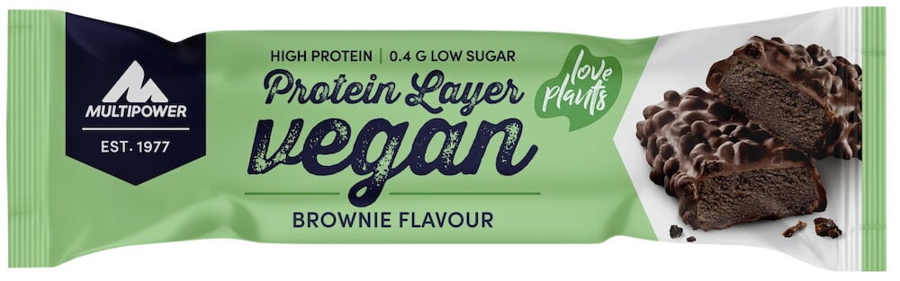 Grün verpackter Proteinriegel mit Brownie-Geschmack, ein Riegel aufgeschnitten zeigt dunkles Inneres und Schokoladenüberzug.