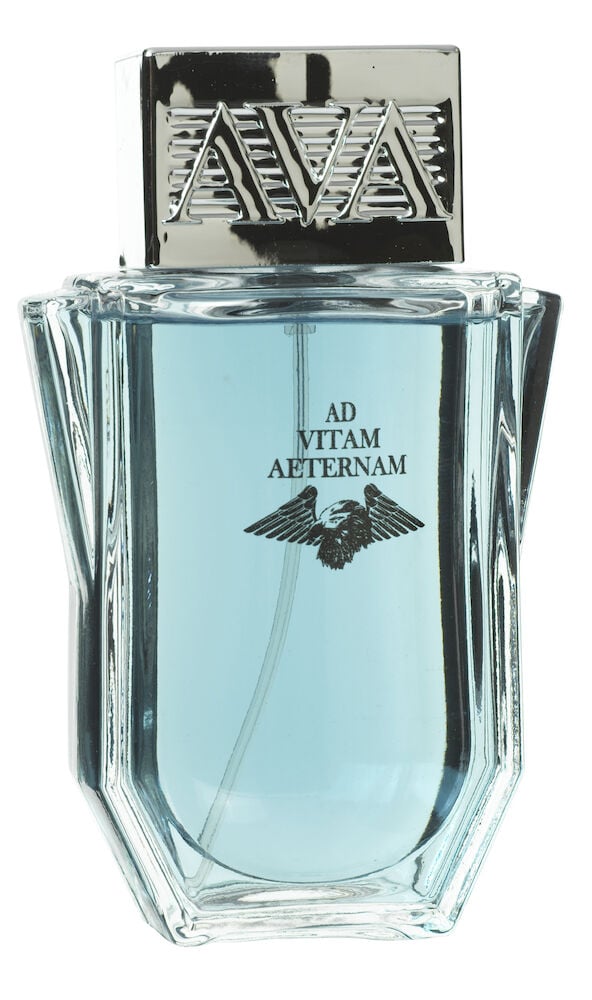 Suorakulmainen hajuvesipullo, jossa sininen neste ja hopeakorkki.