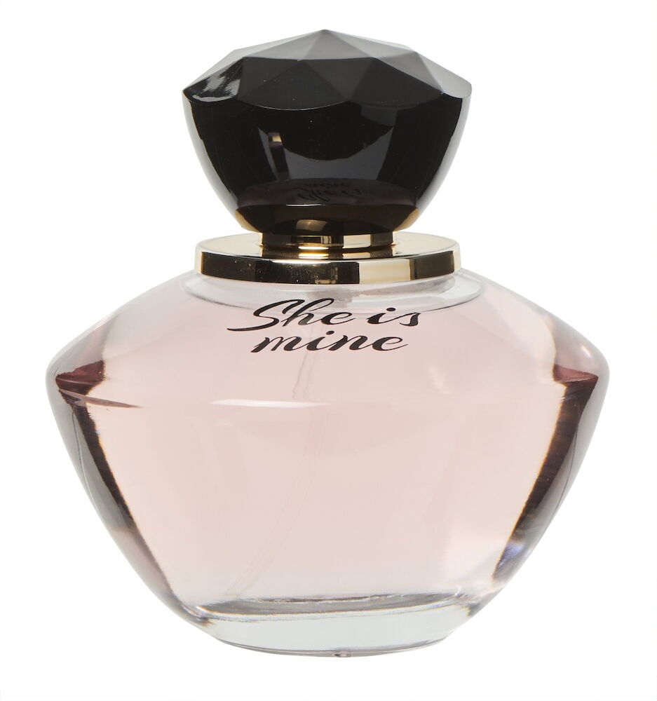 Rund parfymflaska med svart lock och rosa vätska.