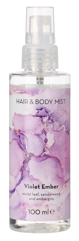 Body Mist 100 ml Violet Ember i en gjennomsiktig glassflaske med lilla og gullmerkelapp, klar spraytopp.