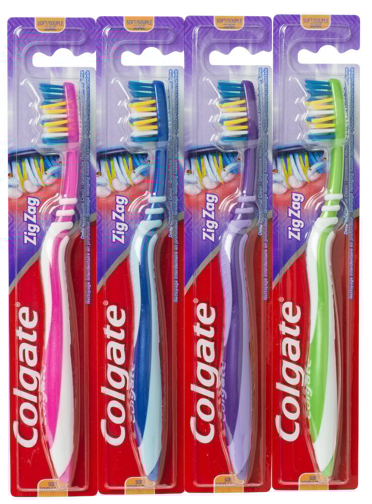 Fyra Colgate tandborstar i olika färger i förpackning.
