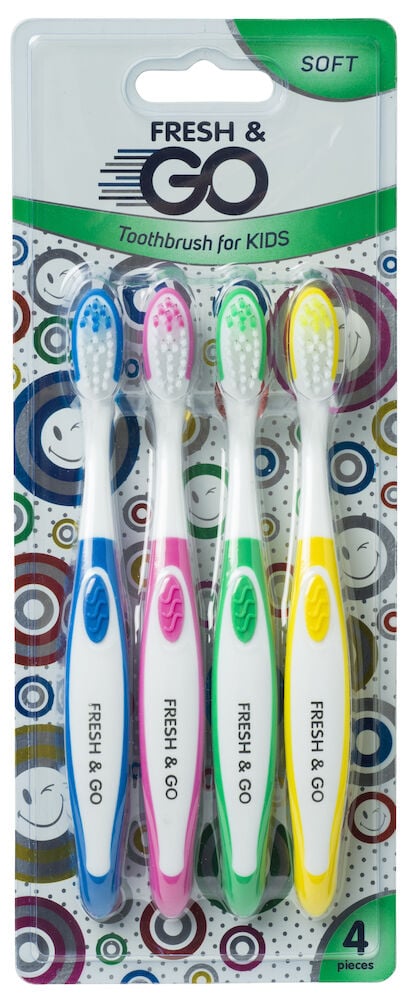 Fyra färgglada barntandborstar i plastförpackning.
