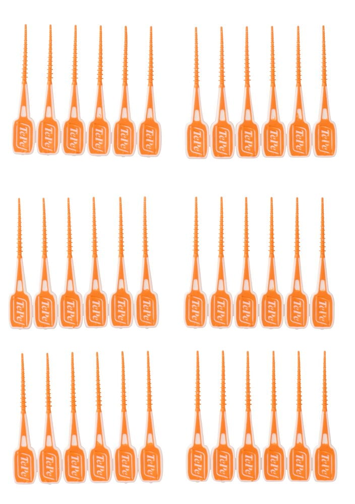 Trettiosex orange TePe Tandstickor, var och en med en flexibel borstad spets och ett platt handtag, visas.