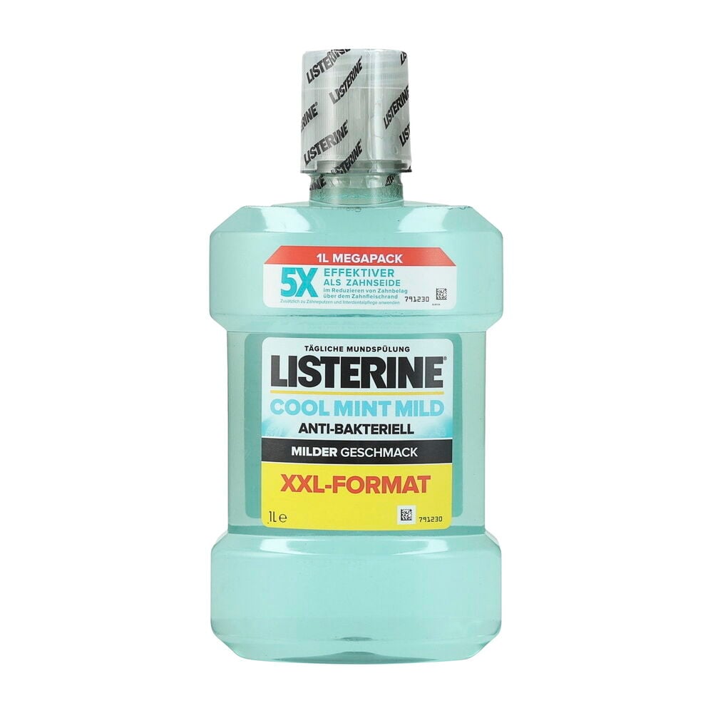 Eine hellblaue Mundspülung Listerine 1000 ml Cool Mint Mild Flasche mit weißen und gelben Etiketten, Vorderansicht.