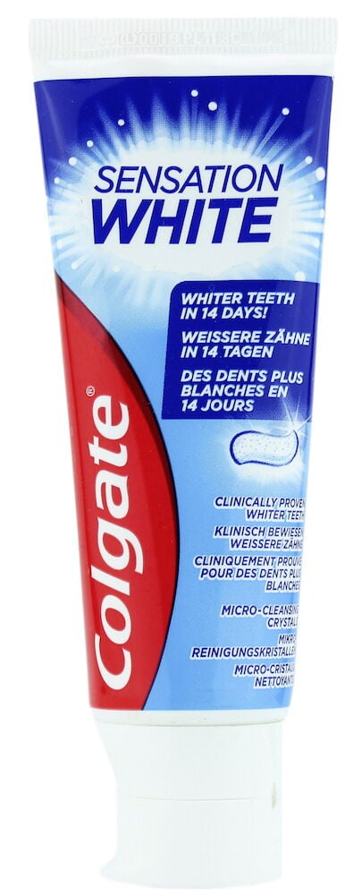 Eine weiße und blaue Colgate Sensation White Zahnpastatube, mit rotem Logo, steht aufrecht.