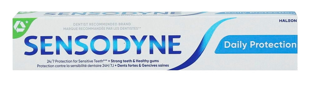 Weiße Sensodyne Daily Protection Zahnpasta-Verpackung mit blauem Text und einem grünen Recyclingsymbol in der linken Ecke.