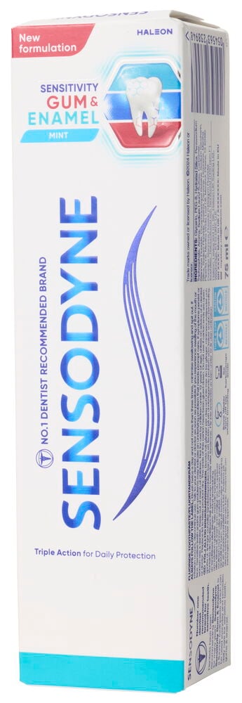 Valkoinen ja sininen Sensodyne 75 ml Sensitivity Gum & Enamel hammastahnapakkaus punaisilla ja vaaleansinisillä yksityiskohdilla.
