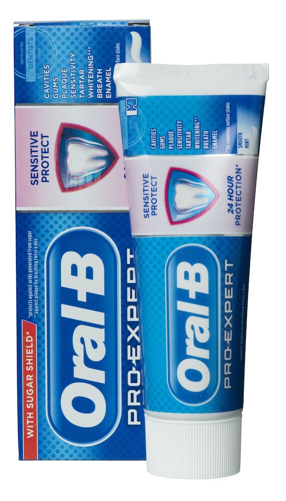 Blå OralB tandkrämstub framför matchande kartong.