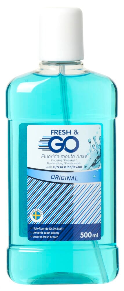 Blå plastflaska med vitt lock och etikett.